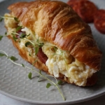 Croissant z jajecznicą...